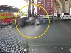 Ngeri! Detik-detik Motor Terlindas Truk di Tanjung Priok