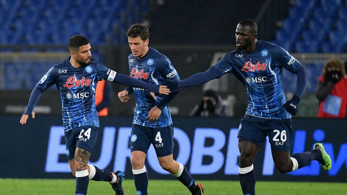 ROME, ITALY - FEBRUARY 27: Lorenzo Insigne of SSC Napoli celebrates an opening goal with his team mates  during the Serie A match between SS Lazio and SSC Napoli at Stadio Olimpico on February 27, 2022 in Rome, Italy. (Photo by Marco Rosi - SS Lazio/Getty Images)