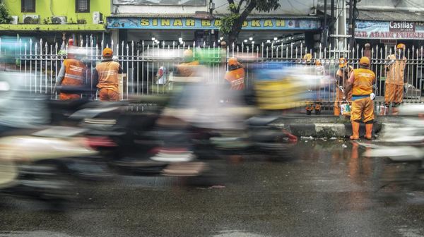 Pagar Pembatas Jalan di Kramat Jati Dicat Ulang Biar Kinclong