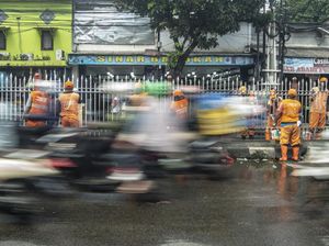 Pagar Pembatas Jalan di Kramat Jati Dicat Ulang Biar Kinclong