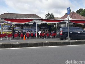 Pelayat Mulai Datangi Rumah Duka Miyono Pakde Jokowi