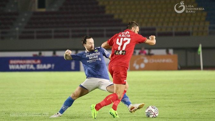 Pemain Persib Marc Klok saat menghadapi pemain Persija Marco Motta.