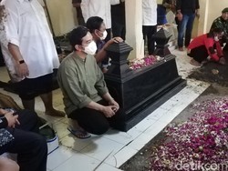 Presiden Jokowi Tunggui Permakaman Pakde Miyono Hingga Selesai