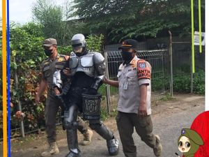 Satpol PP Amankan RoboCop Ngamen di Jalan Juanda Depok