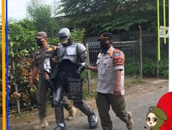 Satpol PP Amankan RoboCop Ngamen di Jalan Juanda Depok