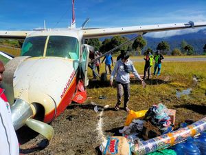 Ban Pecah, Pesawat Angkut Sembako Tergelincir di Bandara Intan Jaya Papua Ban Pecah, Pesawat Angkut Sembako Tergelincir di Bandara Intan Jaya Papua