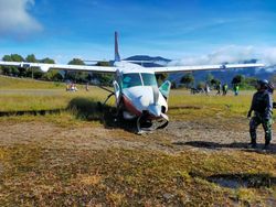 Berdekatan 2 Pesawat Mendarat di Papua Alami Kecelakaan