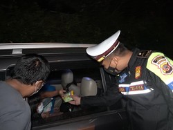 Potret Polisi Bagi-bagi Makanan-Minuman ke Pengendara Terjebak Macet Puncak