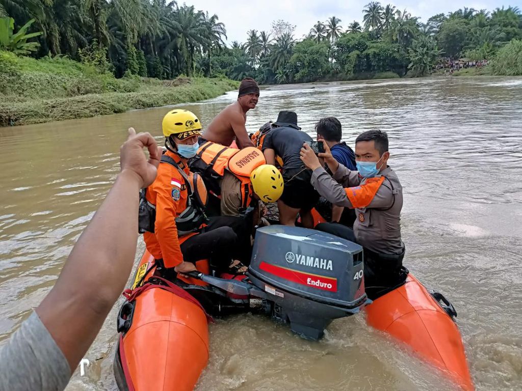 Mobil Terseret Arus Sungai Pamah Deli Tua Sumut, 4 Penumpang Tewas