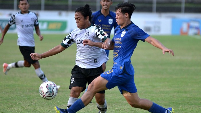Pesepak bola PSIS Semarang Alfeandra Dewangga (kanan) berebut bola dengan pesepak bola Persikabo 1973 Andre Oktaviansyah (kiri) dalam pertandingan Liga 1 di Stadion I Gusti Ngurah Rai, Denpasar, Bali, Senin (28/2/2022). PSIS Semarang mengalahkan Persikabo 1973 dengan skor 1-0. ANTARA FOTO/Fikri Yusuf/tom.