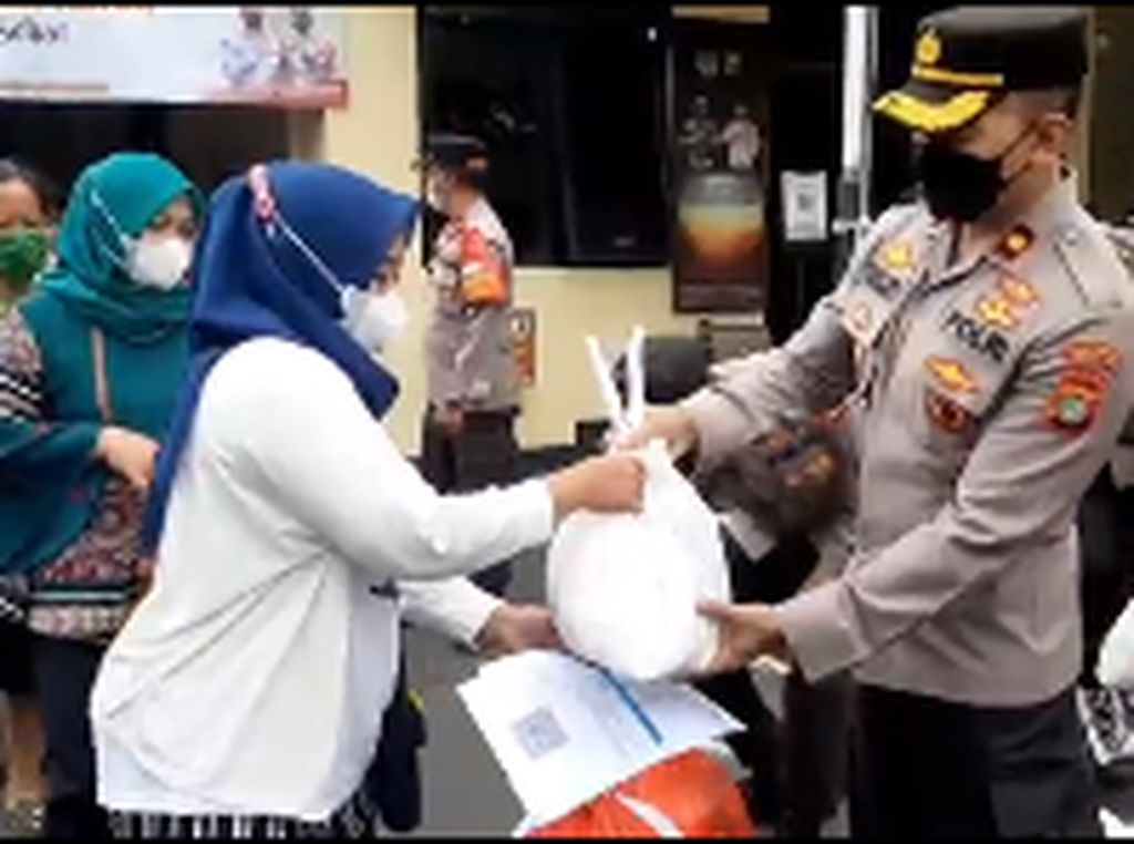 Ramai-ramai Warga Jaktim Antre Vaksin Demi Dapat Minyak Goreng Ramai-ramai Warga Jaktim Antre Vaksin Demi Dapat Minyak Goreng