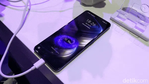 Ngebutnya Teknologi Fast Charging 150W Buatan Realme