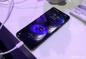 Ngebutnya Teknologi Fast Charging 150W Buatan Realme