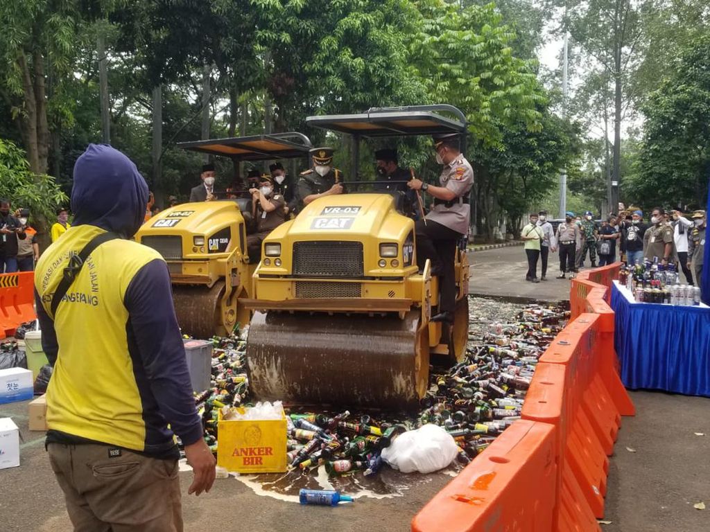 Walkot Arief Gilas 4.837 Botol Miras di HUT ke-29 Kota Tangerang