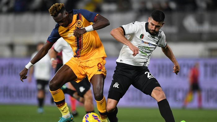 LA SPEZIA, ITALY - FEBRUARY 27: Tammy Abraham of AS Roma competes for the ball with Martin Erlic of Spezia Calcio during the Serie A match between Spezia Calcio and AS Roma at Stadio Alberto Picco on February 27, 2022 in La Spezia, Italy. (Photo by Alessandro Sabattini/Getty Images)