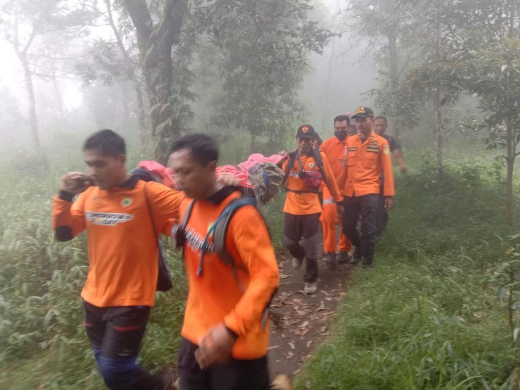 Terjebak Hujan Deras, Pendaki Tewas Kedinginan di Gunung Lawu Terjebak Hujan Deras, Pendaki Tewas Kedinginan di Gunung Lawu