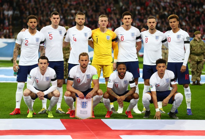 LONDON, ENGLAND - MARCH 22:  England players line up prior to the 2020 UEFA European Championships Group A qualifying match between England and Czech Republic at Wembley Stadium on March 22, 2019 in London, United Kingdom. (Photo by Clive Rose/Getty Images)