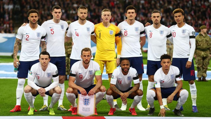 LONDON, ENGLAND - MARCH 22:  England players line up prior to the 2020 UEFA European Championships Group A qualifying match between England and Czech Republic at Wembley Stadium on March 22, 2019 in London, United Kingdom. (Photo by Clive Rose/Getty Images)