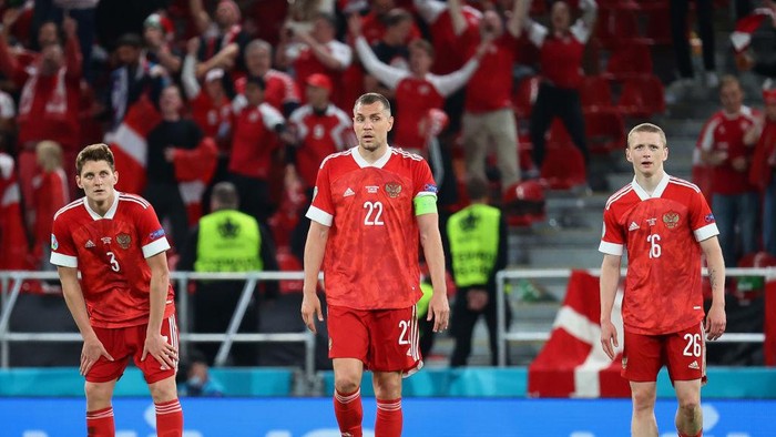 COPENHAGEN, DENMARK - JUNE 21: (L - R) Igor Diveev, Artem Dzyuba and Maksim Mukhin of Russia look dejected after the Denmark fourth goal scored by Joakim Maehle during the UEFA Euro 2020 Championship Group B match between Russia and Denmark at Parken Stadium on June 21, 2021 in Copenhagen, Denmark. (Photo by Wolfgang Rattay - Pool/Getty Images)