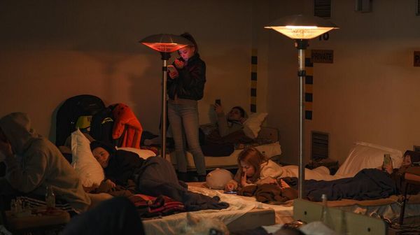 Tinggalkan Rumah, Warga Ukraina Berlindung di Bawah Tanah