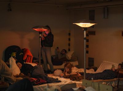 Tinggalkan Rumah, Warga Ukraina Berlindung di Bawah Tanah