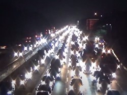 Tol Cikampek Arah Jakarta Malam Ini Padat Merayap