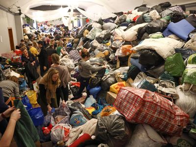 Tumpukan Bantuan Kemanusiaan Warga Inggris untuk Ukraina