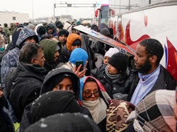 Saat Warga Ukraina Soraki Pasukan Rusia di Kota Berdyansk