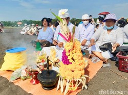 Melasti di Banyuwangi, Umat Hindu Berharap Pandemi COVID-19 Segera Berakhir