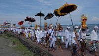 Foto-foto Upacara Melasti Jelang Nyepi di Bali