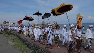 Foto-foto Upacara Melasti Jelang Nyepi di Bali