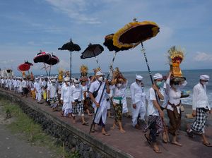 Foto-foto Upacara Melasti Jelang Nyepi di Bali Foto-foto Upacara Melasti Jelang Nyepi di Bali
