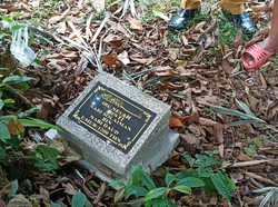 Warga Cisoka Tengerang Geger Nisan Makam Bertulis Usia 1.200 Tahun
