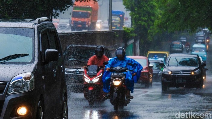 Waspada! Hujan Lebat Mengintai Wilayahmu dalam Beberapa Hari ke Depan? BMKG Ungkap Prediksinya