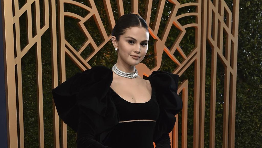 8 Foto Selena Gomez Pakai Kalung Rp 14 M, Pilih Nyeker di SAG Awards 2022