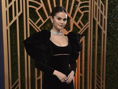 8 Foto Selena Gomez Pakai Kalung Rp 14 M, Pilih Nyeker di SAG Awards 2022