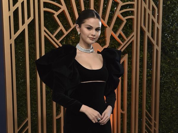 8 Foto Selena Gomez Pakai Kalung Rp 14 M, Pilih Nyeker di SAG Awards 2022