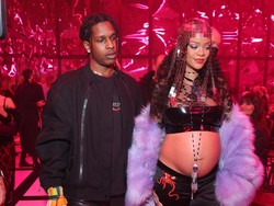 Viral Rihanna Hamil Besar, Makan Mangga Dicelup Air Laut, Ngidam?