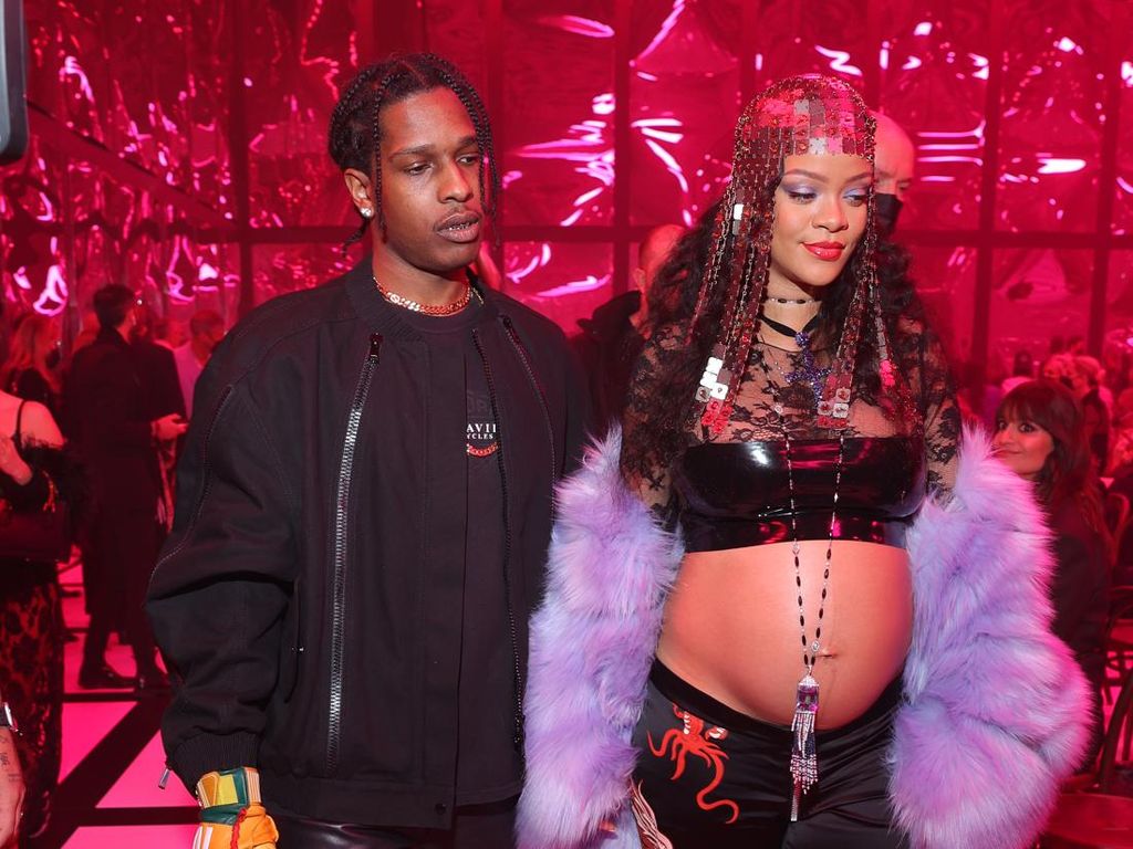 Viral Rihanna Hamil Besar, Makan Mangga Dicelup Air Laut, Ngidam? Viral Rihanna Hamil Besar, Makan Mangga Dicelup Air Laut, Ngidam?