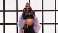 7 Gaya Seksi Rihanna Pamer Baby Bump di Fashion Show Gucci