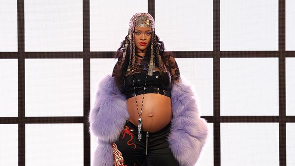7 Gaya Seksi Rihanna Pamer Baby Bump di Fashion Show Gucci
