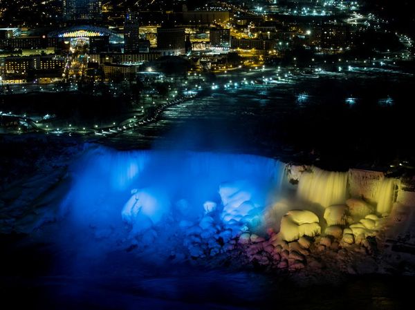 Saat Air Terjun Niagara Dihiasi Warna Bendera Ukraina