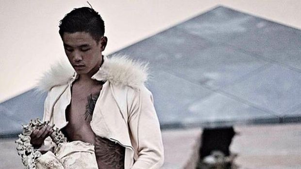 Nama seorang desainer asal Indonesia, Arnold Putra tengah menjadi sorotan karena karyanya yang kontroversial. Yuk, intip penampilannya!