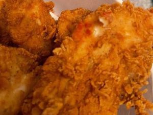 Duh! Pasangan Ini Temukan Bekas Lipstik Menempel di Ayam Goreng Duh! Pasangan Ini Temukan Bekas Lipstik Menempel di Ayam Goreng