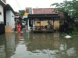 Sungai Kloang Pamekasan Meluap Dampak Hujan, Rumah Warga Terendam Banjir