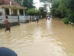Hujan Bikin Kali Kamoning Meluap, Sampang Dikepung Banjir