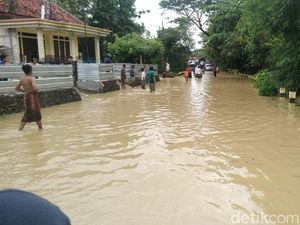 Hujan Bikin Kali Kamoning Meluap, Sampang Dikepung Banjir Hujan Bikin Kali Kamoning Meluap, Sampang Dikepung Banjir
