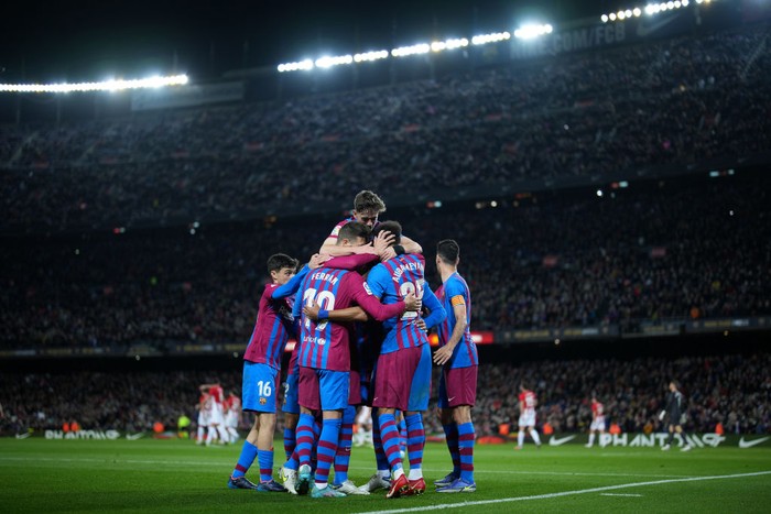 Barcelona BARCELONA, SPAIN - FEBRUARY 27: Pierre-Emerick Aubameyang celebrates with teammates after scoring his team's first goal during the LaLiga Santander match between FC Barcelona and Athletic Club at Camp Nou on February 27, 2022 in Barcelona, Spain. (Photo by Alex Caparros/Getty Images)