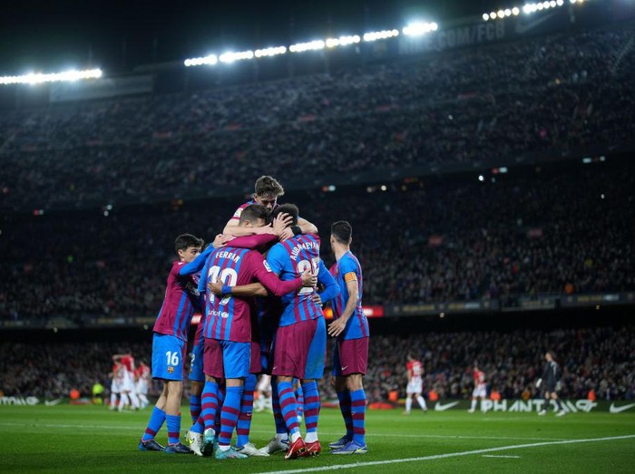 BARCELONA, SPAIN - FEBRUARY 27: Pierre-Emerick Aubameyang celebrates with teammates after scoring his team's first goal during the LaLiga Santander match between FC Barcelona and Athletic Club at Camp Nou on February 27, 2022 in Barcelona, Spain. (Photo by Alex Caparros/Getty Images)