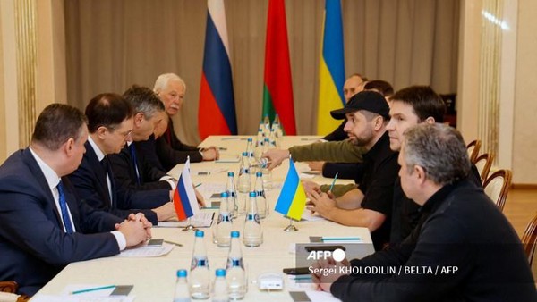 Members of delegations from Ukraine and Russia, including Russian presidential aide Vladimir Medinsky (2L), Ukrainian presidential aide Mykhailo Podolyak (2R), Volodymyr Zelenskys Servant of the People lawmaker Davyd Arakhamia (3R), hold talks in Belarus Gomel region on February 28, 2022, following the Russian invasion of Ukraine. (Photo by Sergei KHOLODILIN / BELTA / AFP) / Belarus OUT